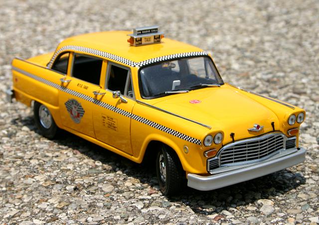 Taxi CHECKER jaune à damier