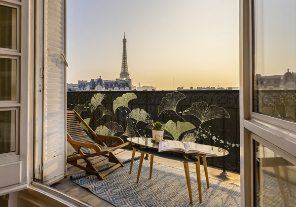 vue romantique d'un balcon avec un joli brise vue